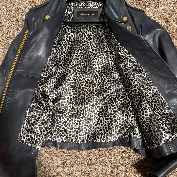 Dark blue leather jacket in GUC - Picture 4 of 5